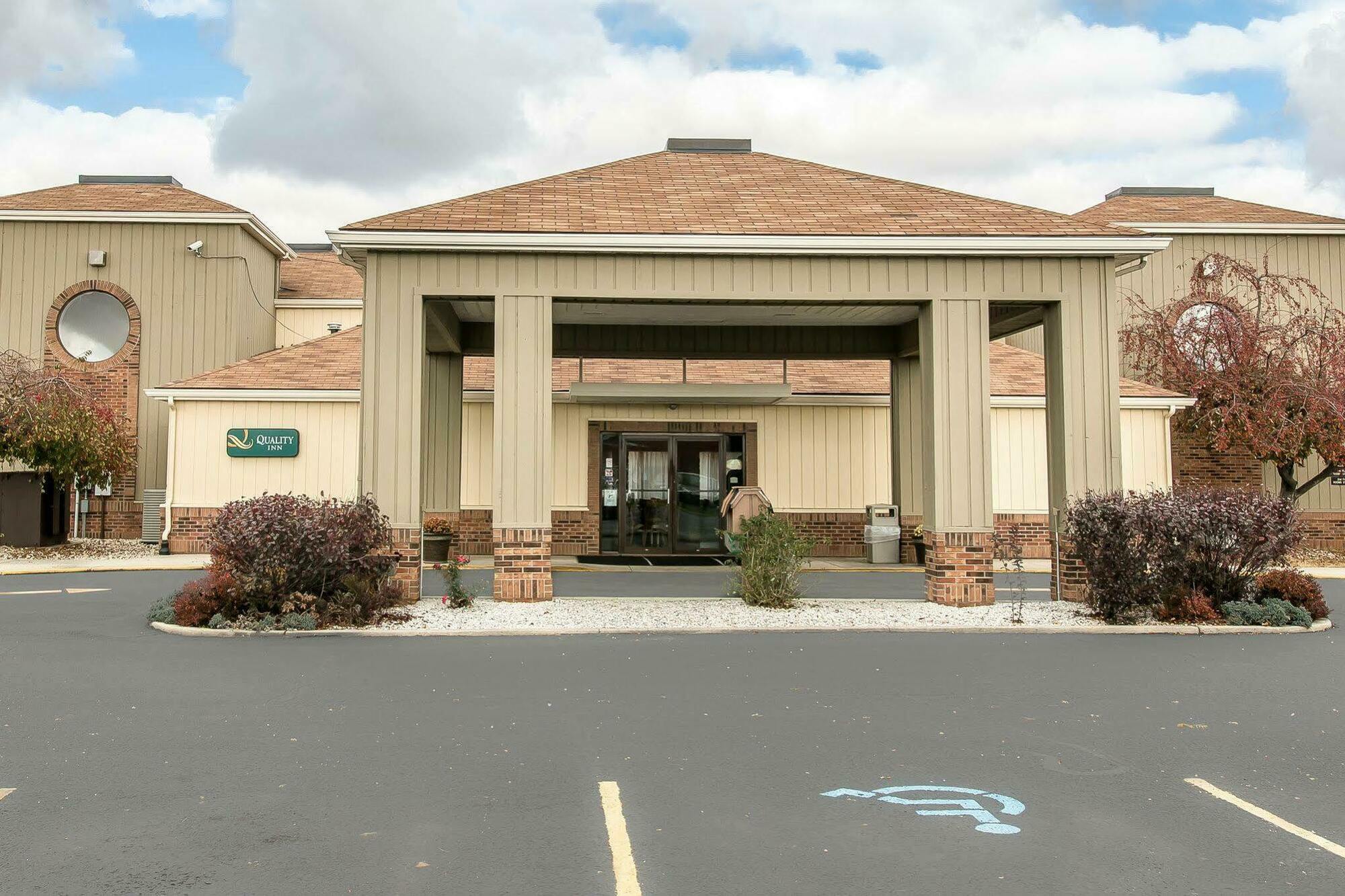 Quality Inn Upper Sandusky Екстериор снимка